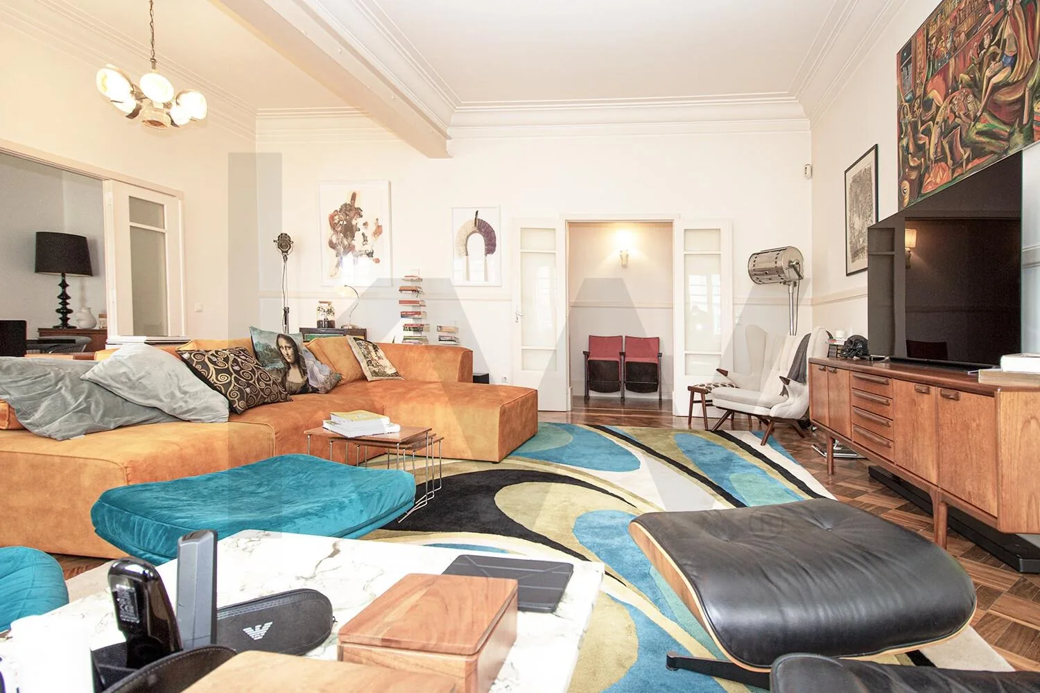 Zona de estar e sala de televisão do Apartamento T5 na Rua Rodrigo da Fonseca, Avenidas Novas, Lisboa