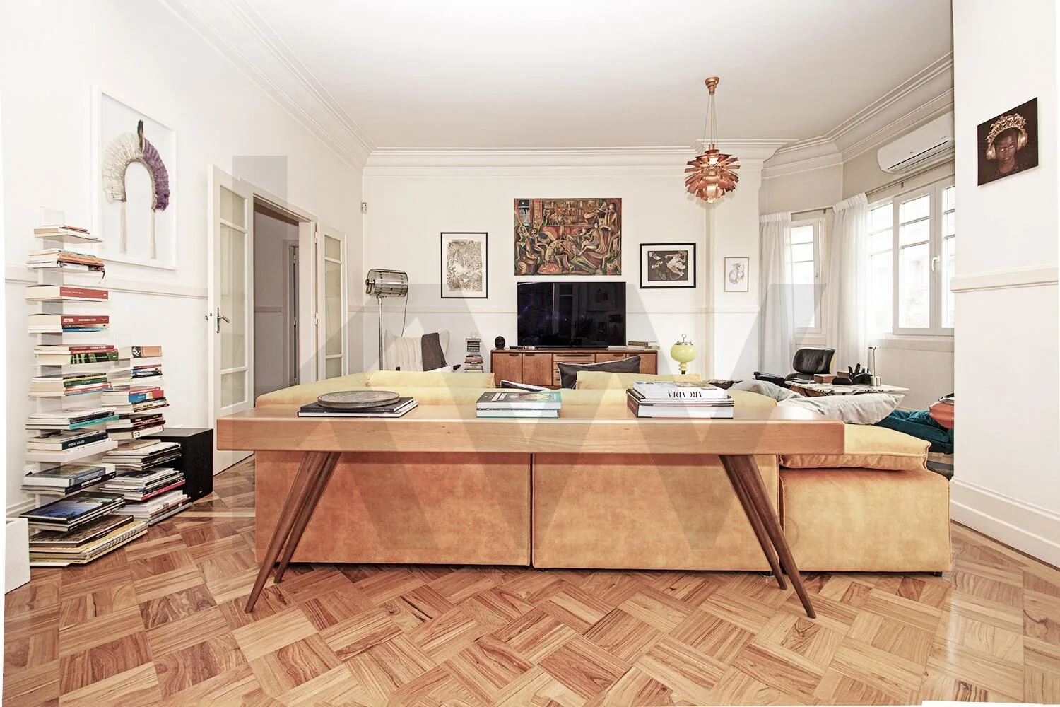 Sala de jantar com mesa em madeira e tetos trabalhados do Apartamento T5 nas Avenidas Novas, Lisboa