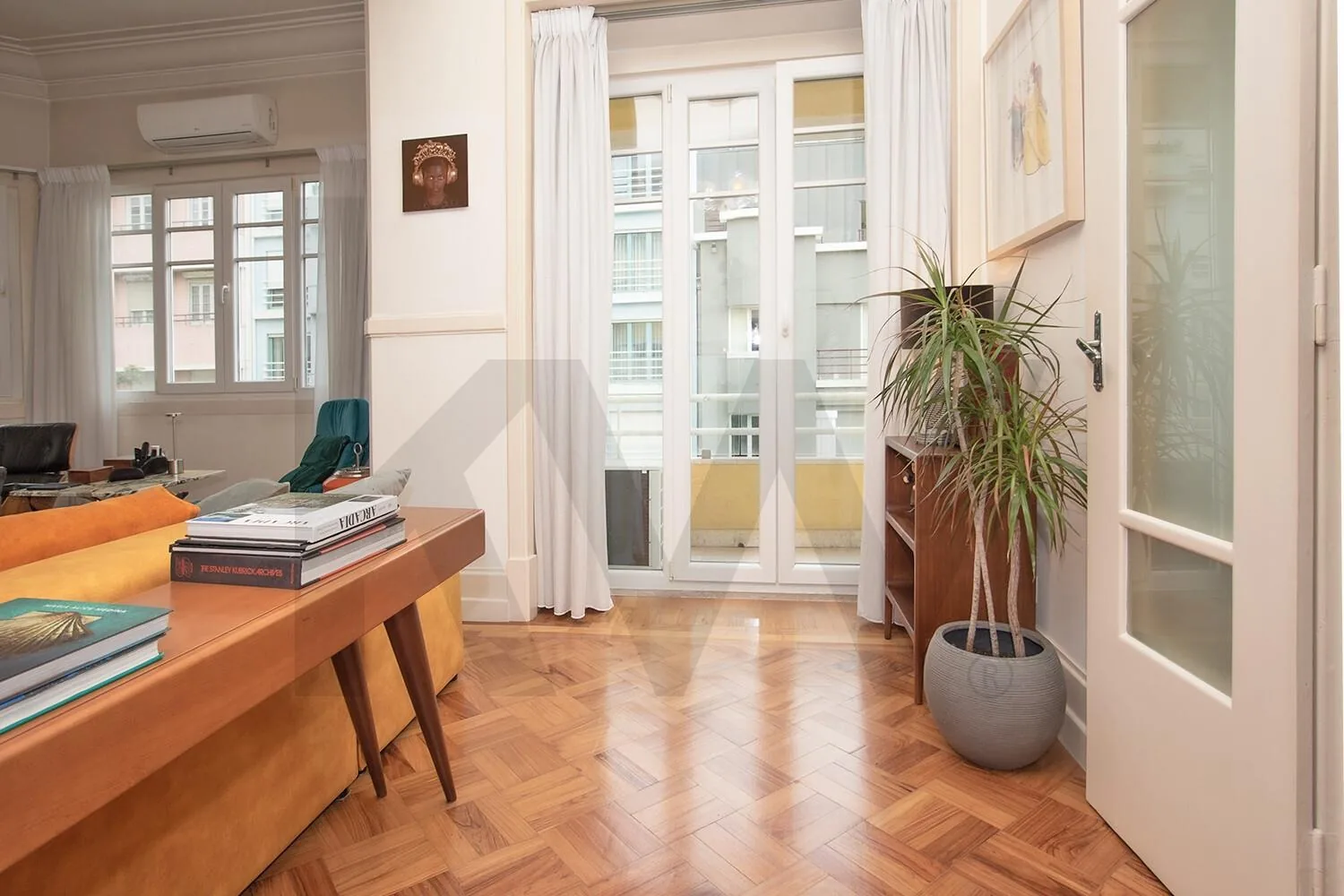 Divisão com janelas amplas e varanda do Apartamento T5 na Rua Rodrigo da Fonseca, Avenidas Novas, Lisboa